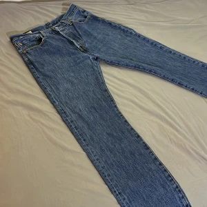Levis 501  - Säljer ett par 501:or som är i ett fint ganska fint skick, säljer pga att den alldrig andvänds