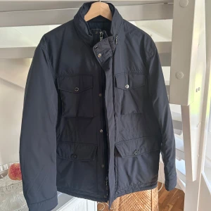 J.Lindberg Field jacket - Hej! Säljer nu denna otroligt fina J.Lindberg jacka. 10/10 condition, ingen anmärkning alls. Endast testad