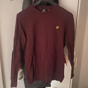 Lyle&scott merino - Tja, säljer nu en riktigt schysst Lyle&scott merino tröja i ett perfekt skick 9/10. Inga defekter, bara lite skrynklig men går att fixa!. Den är i storlek L men skulle säga att den passar någon som bär S. Vid funderingar/ mer bilder hör gärna av dig♠️