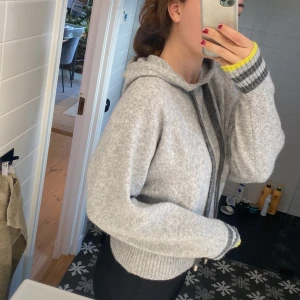 Stickad hoodie - Superfin stickad hoodie från Pringle 🐆💫🪩 knappt använd och i bra skick💕 skriv om du har frågor 💖