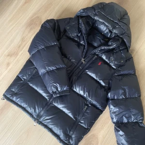 Ralph Lauren jacka  - Säljer en riktigt fet Ralph Lauren vinterjacka som är i en marinblå färg! Storlek L! Kvitto finns! Hör gärna av dig om du har frågor!