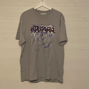 Weekday T shirt - T shirt från weekday med riktigt fet graphic på både framsidan och baksidan