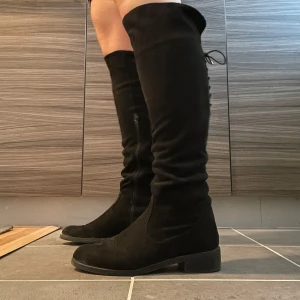 Svarta stövlar mocka - Svarta höga stövlar med låg klack i mocka. Sparsamt använda och i gott skick🌟Storlek 38 men kan användas även om man har 39. Priset kan självklart diskuteras!!🌟💗