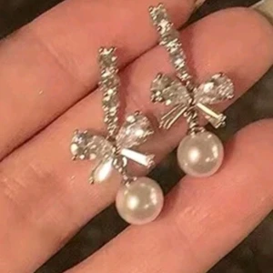 Glittriga örhängen med pärlor och rosetter - Rostfritt stål, snyggt  helt nya ❌️TRYCK INTE PÅ KÖP❌️ skriv innan,pris kan diskuteras