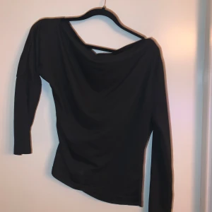 Svart långärmad topp - Säljer en stilren svart långärmad Off shoulder topp, storlek M