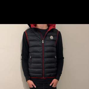 En moncler väst i nyskick säljes . Storlek xs/13-15 år. Marinblå på utsidan och röd inuti. Mitt pris är endast 2500kr. Skriv vid fler frågor.