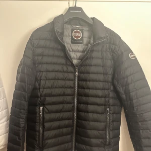 Colmarjacka herr - Säljer sambons Colmarjacka i storlek M. Mycket fint skick, använd vid speciella tillfällen. Qr kod finns för bevis på äkthet