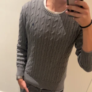 Ralph lauren stickad tröja - Säljer en perfekt stickad polo tröja inför vintern i storlek 16 i barn storlek vilket motsvarar XS. Säljer eftersom den är lite för liten och därför inte kan användas. Nypris 1800  Mitt pris 650