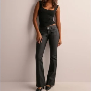 Nelly Jeans - Så sjukt snygga jeans från Nelly. Dessa var lite för små på mig så skickar tillbaka dem men tänkte kolla intresse här först! Nypris: 700. Aldrig använda💕 AS SNYGGA. Helt slutsålda på hemsidan