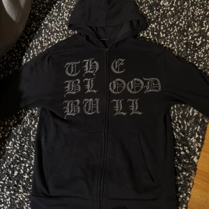 Rhinestone hoodie - Fin tröja i bra skick,  Säljes pga att den är är för liten för mig.