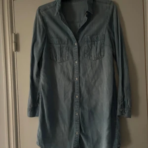 H&M Längre jeansskjorta strl 38 - Använd några få gånger.