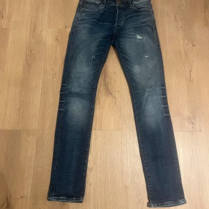 Jack and Jones jeans  - Fräscha Jack and Jones jeans med slitningar  Slim Glenn 