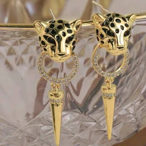 Leopardörhängen - Rostfritt stål, snygga leopardörhängen oandvända ❌️TRYCK INTE PÅ KÖP❌️ skriv innan,pris kan diskuteras