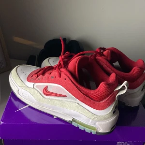 Nike air Max Ishod 2 - Ett par nästan helt nya Ishod 2or som jag köpte på Civilist. Kondition är typ 9/10 de har lite dam typ på undersidan men överlag ser de rätt nya ut. Priset går att diskuteras vid snabb affär 🙏☝️
