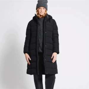 Lång jacka  - Säljer denna då den är för stor för mig. Den är andvänd men har inga difekter som jag kan se. 