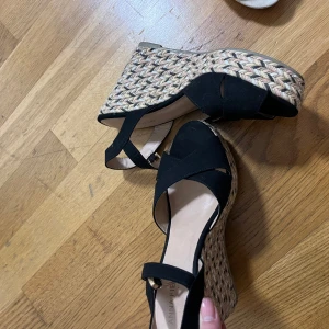 Kilklackar stl 38 - Kilklackar i höjd 10 cm. Stl 38