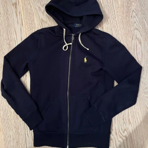 Ralph Lauren kofta - Säljer denna Ralph Lauren kofta, skick som ny, köpt för 1499! Storlek XS, men sitter lite som S, personen på bilden är 180 och den sitter litet!