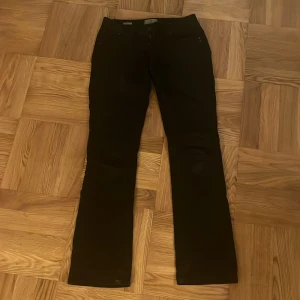 Ltb jeans - Säljer ett par till ltb jeans som har blivit för små. Är i modellen valerie. Har en liten lagad skråma som inte syns som du kan se på sista bilden. Är i storlek w26 L34. Tryck gärna på köp nu🥰