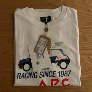 Hej! Vi säljer nu denna sprillans nya APC ”Racing” t-shirten som är väldigt eftertraktad just nu | Storlek: S men passar även M | Retail: ca 1500kr | Hör gärna av dig om du har några frågor ;)