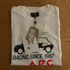 Hej! Vi säljer nu denna sprillans nya APC ”Racing” t-shirten som är väldigt eftertraktad just nu | Storlek: S men passar även M | Retail: ca 1300kr | Hör gärna av dig om du har några frågor ;)