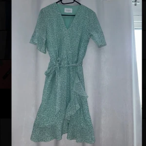 Sommarklänning  - Köp nu med vetskapen att sommaren 2025 kommer du ha en skitsnygg klänning!☀️👗 Bara använd en gång så nästan i helt nytt skick! ☺️  (Sälja på olika plattformar)