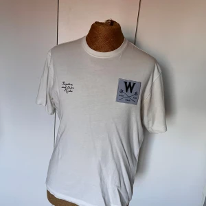 T-shirt med tryck - T-shirt från Zara med tryck fram och bak. 