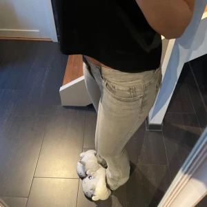 Lågmidjade jeans Gina Tricot  - superfina gråa lågmidjade jeans med jättefina fickor där bak från Gina tricot, storlek s. det är modellen som heter Y2K. superbra skick, dom är använda någon enstaka gång bara 💞💕💓