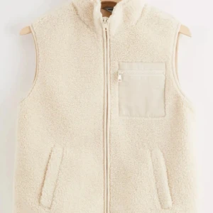 Teddy väst från Lindex!  - Säljer min teddy väst från lindex i storlek xs! Den passar även S och passar mig som är 170 cm bra, säljer då jag inte använder så mycket☀️