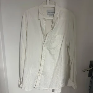 Vit skjorta från Calvin Klein - Vit linneskjorta från Calvin Klein aldrig använt bara funnits i garderoben typ så nyskick