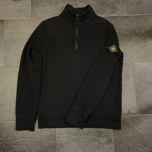 Stone island half zip - Stone island half zip tröja i storlek s  fint skick inga defekter eller liknande  100%✅ äkta Skriv vid frågor och funderingar 