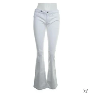 Low waist bootcut jeans  - Säljer ett par super snygga vita low waisted bootcut jeans från esprit då dem inte passar mig. Dem är i str 29 och säljs för 299 men pris går absolut att diskutera! 💕
