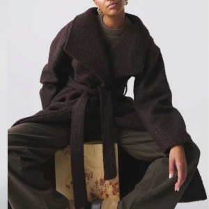 Brun kappa Ginatricot - Säljer denna bruna kappa från Gina då den är förstor för mig, helt oanvänd🌸🫶🏼