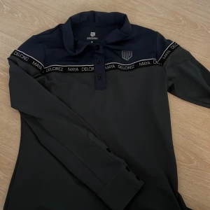 Maya delorez låmgärmad - Fin maya delorez långärmad piké i storlek M. Använd 2 gånger. Funktionsmaterial som andas. Marinblå och grå. 