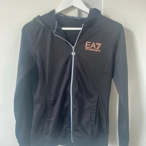 EA7 - zip hoodie & byxor - Relativt fint skick. Kan gå ner i pris vid snabb affär