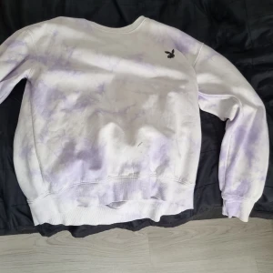 Playboy tröja - Storlek m en fläck nere på tröjan ingen stor