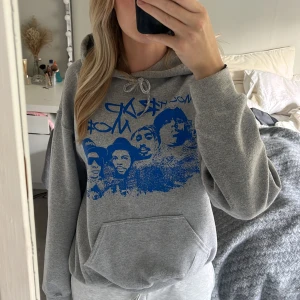 Mount rapmore hoodie - Hej! 💓 Säljer denna fina hoodien då den ej kommer till användning mer!  Storlek M