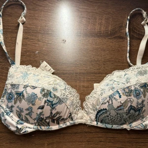 Intimismi BH  - Super fin bh från intimismi skolen 75B. Modellen heter Gloria och är en push upp bh. I super fint sick 💕