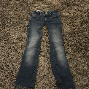 Jätte lågmidjande bootcut byxer💞 - Dem är alldeles för korta för mig och har används mycket så den är lite sliten nere på vänster foten💞 ungefär storlek 140/146/152