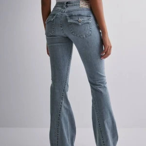 True Religion Jeans JOEY - Säljer dessa suuuuperfina jeansen eftersom att dom var fel storlek för mig💕 inga tecken på användning och MYCKET billigare än nya💕 W28 Midjemått: 77cm Innerbenslängd: 84cm - Nypris 1299kr 