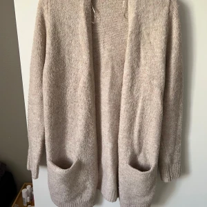 Beige kofta  - Normal i storlek, skulle säga att den passar S/XS