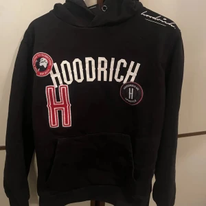 Hoodrich tröja - Hoodrich tröja till salu 10/10 tvättats en gång Helt fräsch tröja (Snören finns, om man vill ha dem) Passar small men även xs  Jag har small och tröjan sitter tajt o snyggt 👌