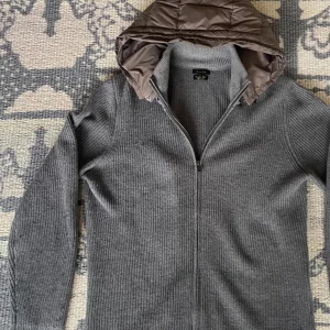Massimo dutti cardigan - Storlek M, sjukt sällsynt o snygg cardigan, säljs inte längre. Skick 8/10. Lite knopprig. skriv för mer bilder.