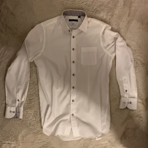 The suit Factory Skjorta - 8/10 nypris 1000+ mitt pris 499 Skriv för frågor 