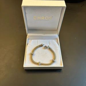 CHROS Copenhagen - Tänkte kolla intresset på detta armband som är använt väldigt sällan😊🎀  det är i 18 karat guld förgyllt silver med zirkonia stenar, och är 18 cm långt😊 Nypris är : 1300kr 