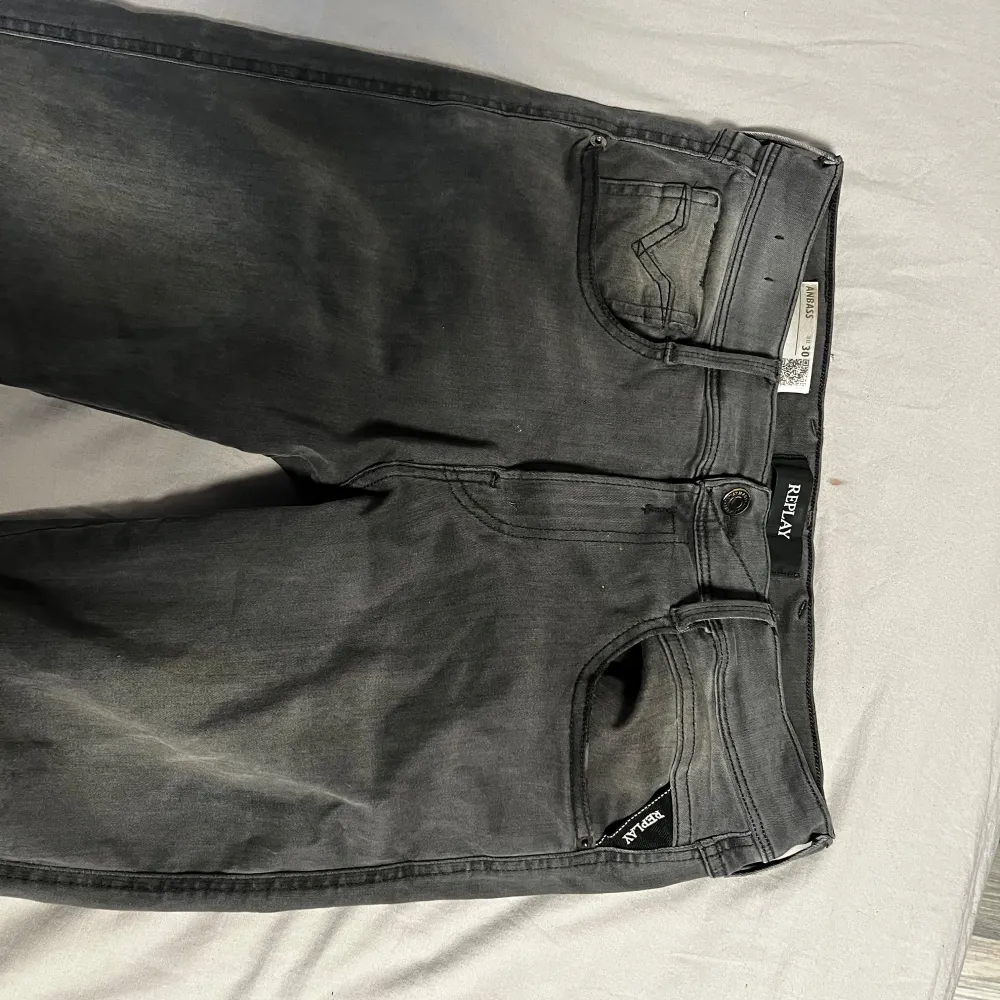 Tjena säljer nu mina Svart/gråa  Replay jeans då dom är för små för mig Använda max 10 gånger, köptes För ett halv år sen för 800kr. Säljes 550kr!. Jeans & Byxor.