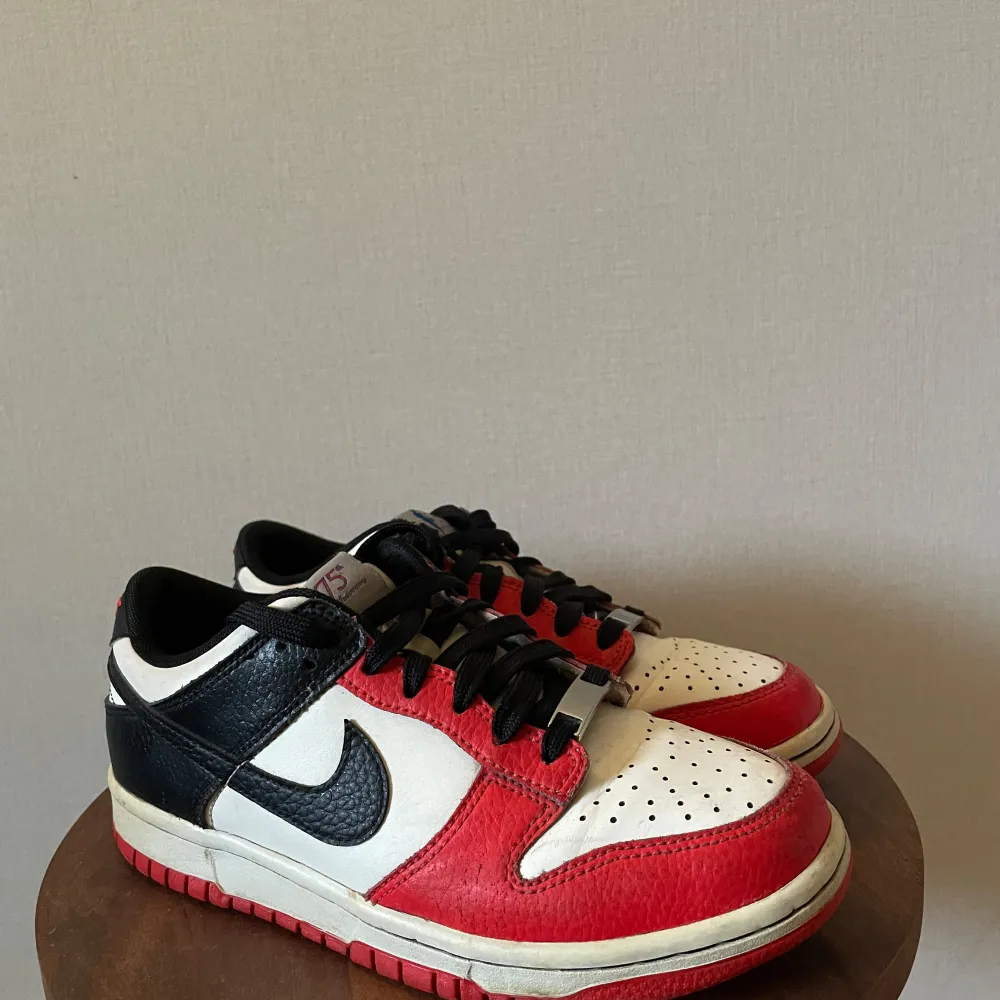 Nike dunk low skor i storlek 37,5. De är använda men i bra skick. Knappt creasade och lite smått missfärgande på vissa ställen (se på bilderna).    Nypris runt 2500.  Mitt pris 899 kr.  Hör av dig vid minsta intresse :)  har ej orginal box. . Skor.