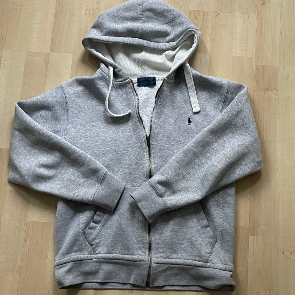 Säljer denna Ralph lauren hoodie i fint Skixka, några skavanker men inget som påverkar allt för myxket. Passar xs/s. Kontakta vid bud/köp/frågor.. Hoodies.