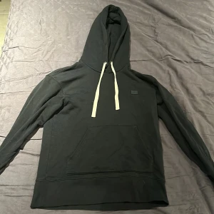 Acne studios  - Säljer nu min galet hos acne hoodie på grund av att den inte kommer till nån användning eftersom att den blivit lite liten för mig. (Jag är 177 cm) Ny kostar denna hoodie 2600 kr och är använd men väl omhändertagen. Skriv vid funderingar!