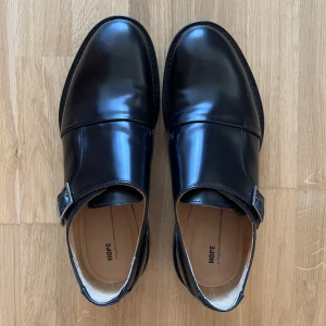 HOPE Sam Shoe - Svart 100% läder från Portugal. Storlek 42. Originalkartong. Använda endast en gång inomhus. Sulade. Nypris 3300.