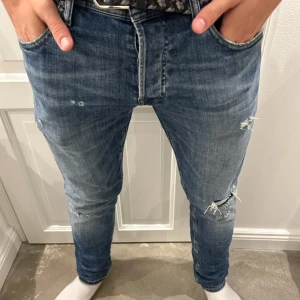 Jack and Jones jeans - Ett par unika J&J jeans med egna slitningar. Storlek 33/32 pris 499